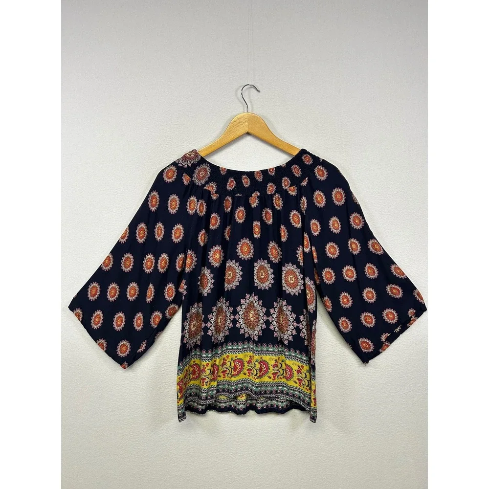 Japna blouse features